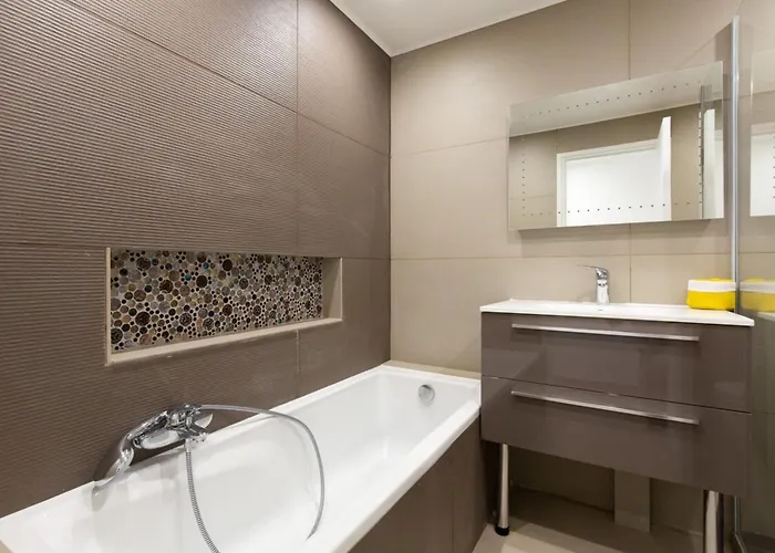 2-br 2 Minutes From The Parking
