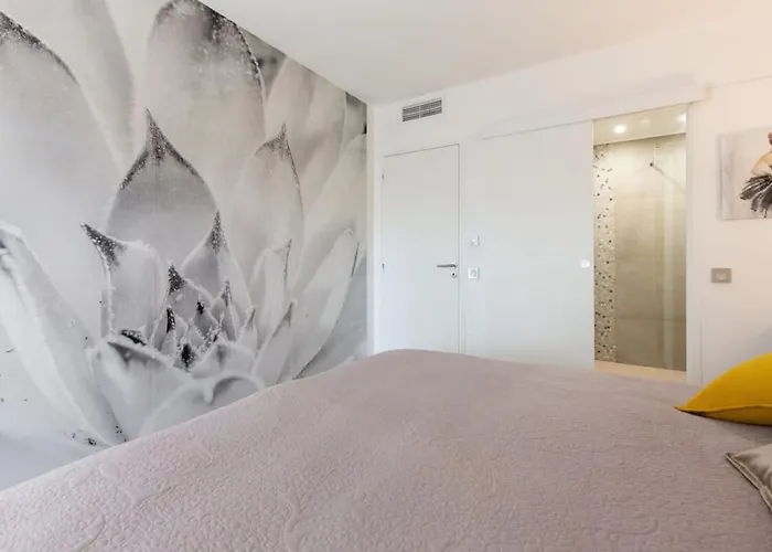 2-br 2 Minutes From The Parking Daire